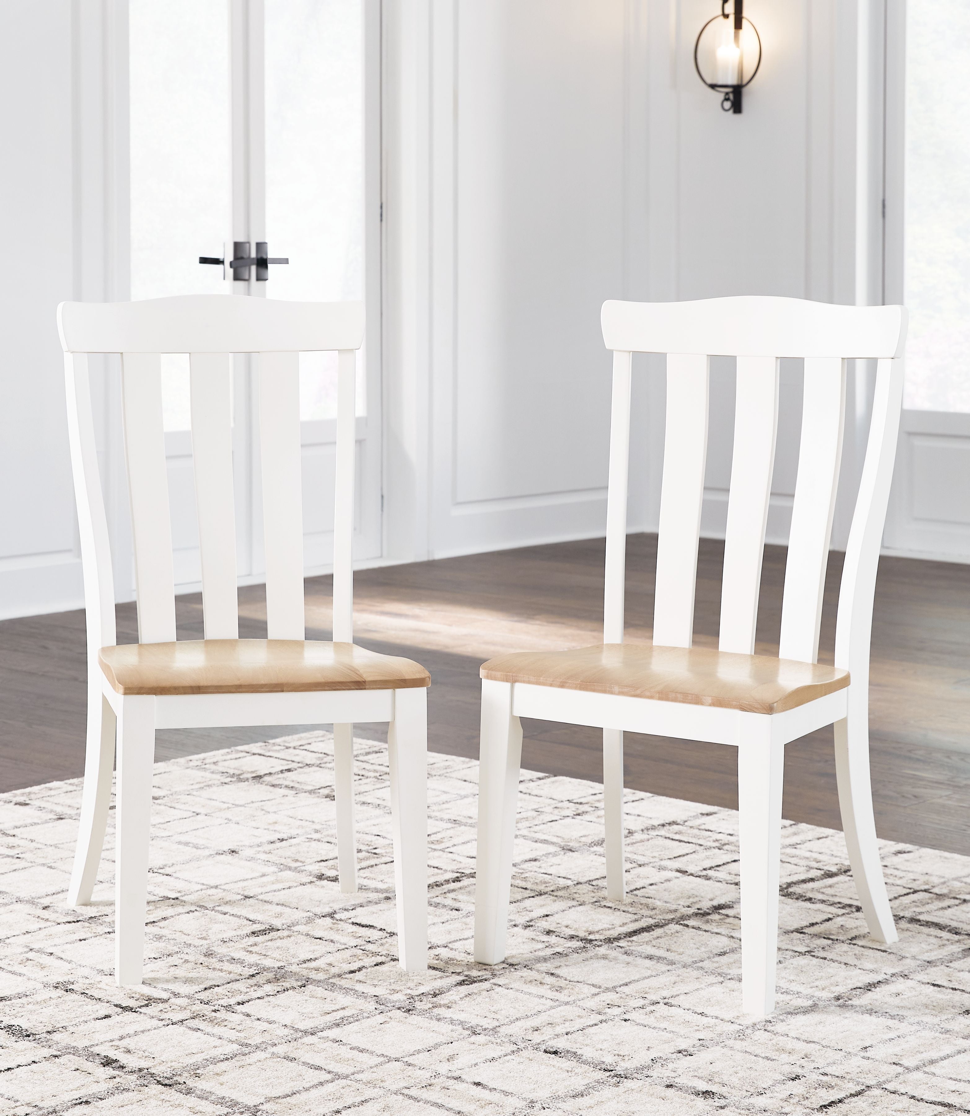 Silla auxiliar de comedor Ashbryn, color blanco y natural (juego de 2)