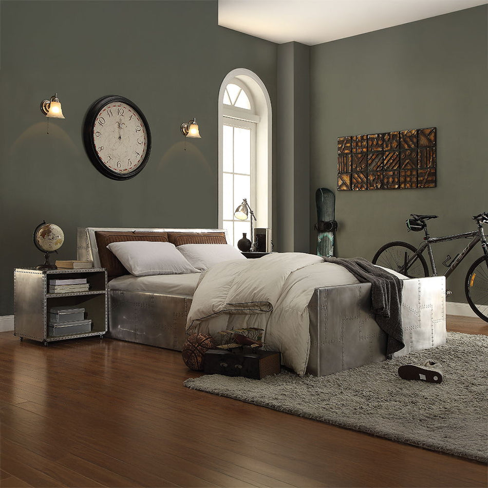 Brancaster - Cama tamaño queen - Cuero de grano superior marrón retro y aluminio