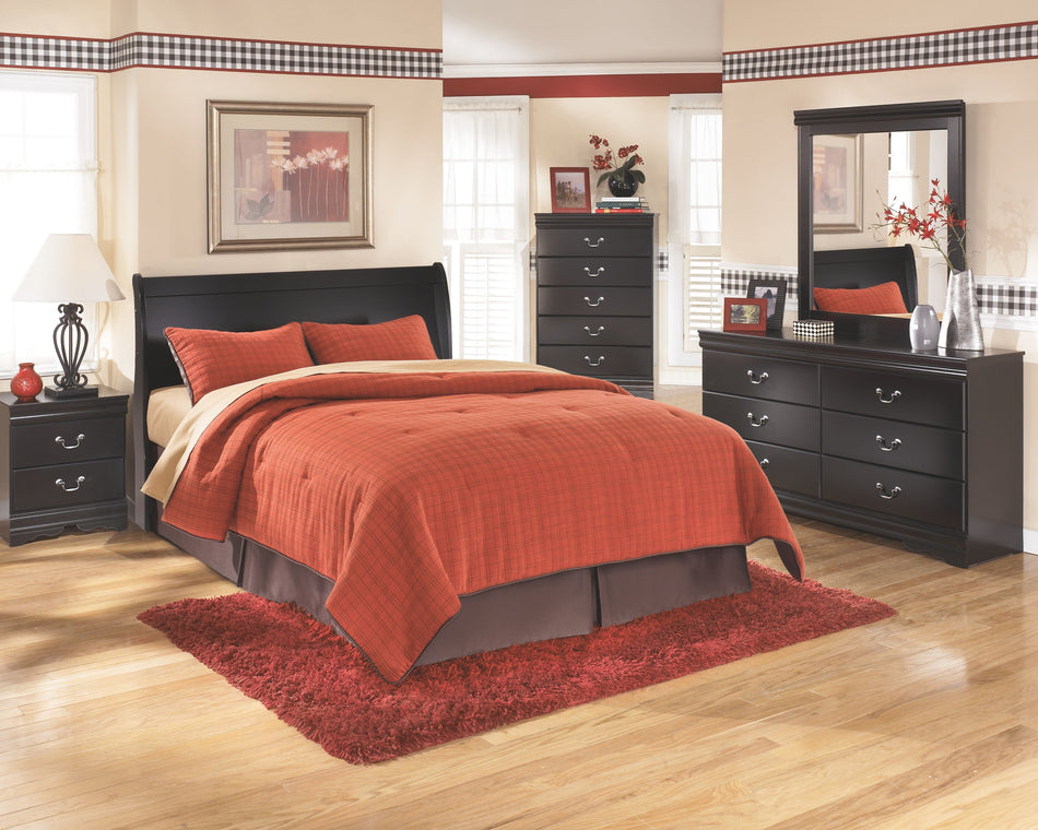 Cabecero de cama Queen Sleigh de color negro de Huey