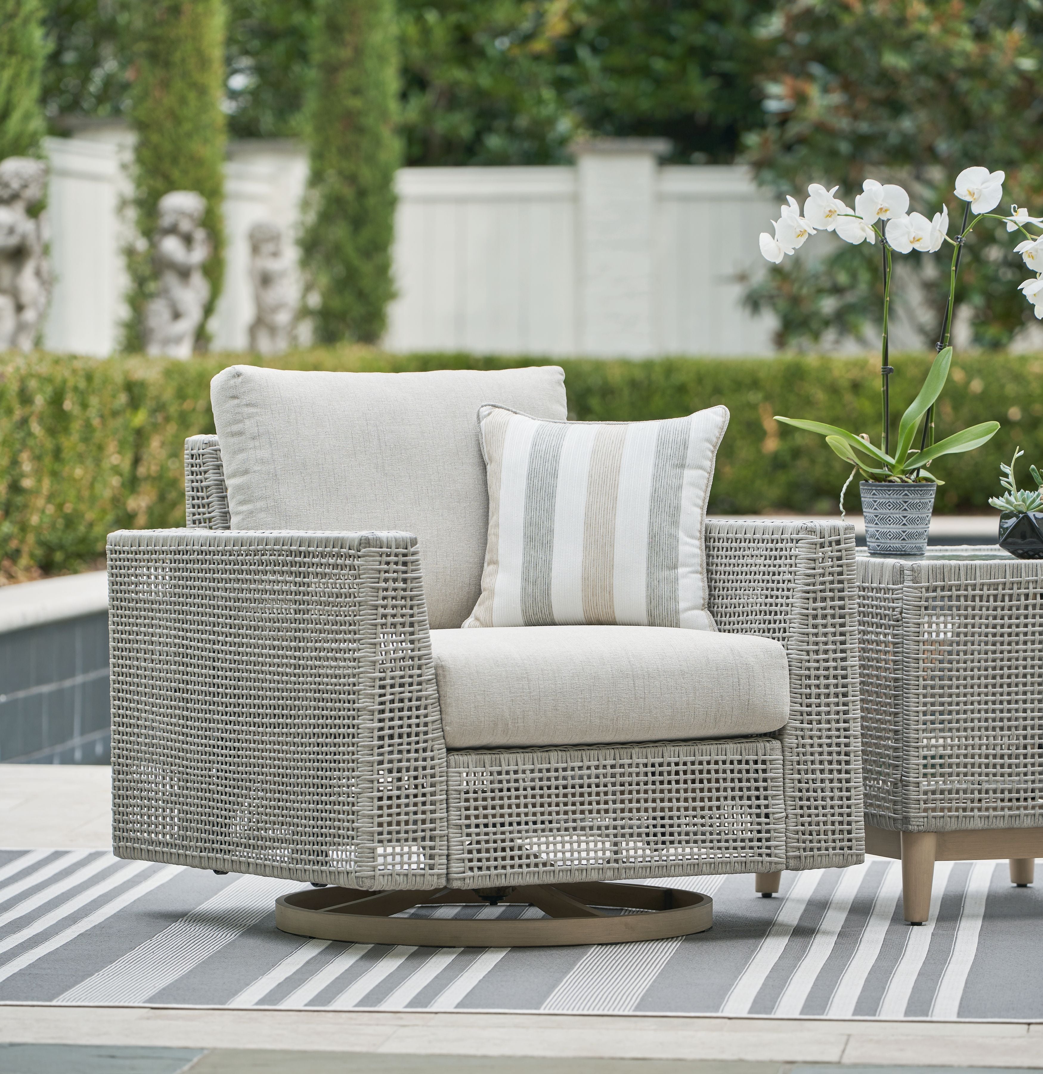 Seton Creek - Gris - Sillón giratorio con cojín