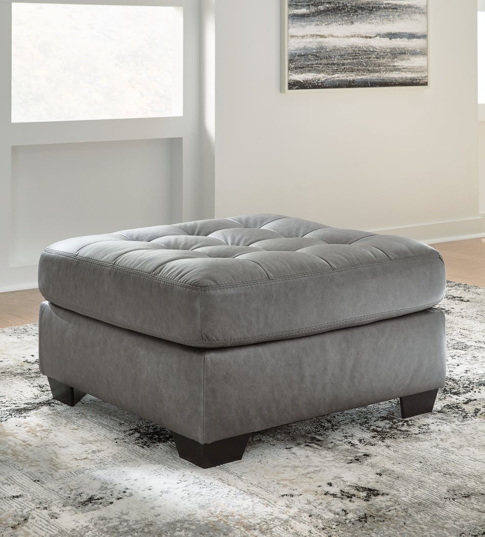 Clairette Court - Alloy - Puf con detalles de gran tamaño