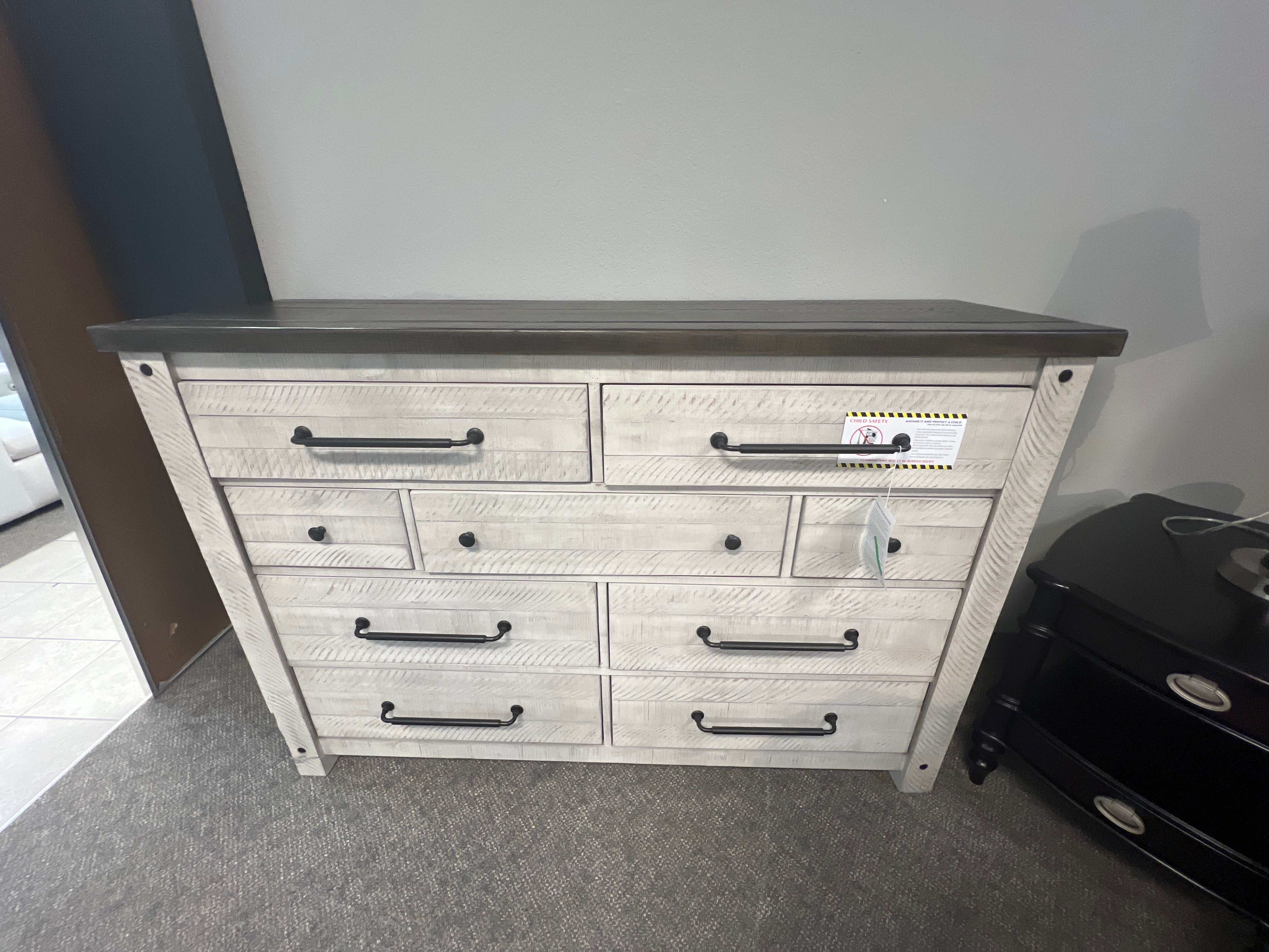 Dresser With Nine Drawers