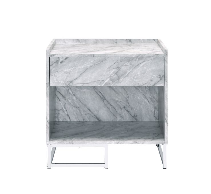 Mesa auxiliar Azrael con acabado cromado y imitación mármol impreso en blanco