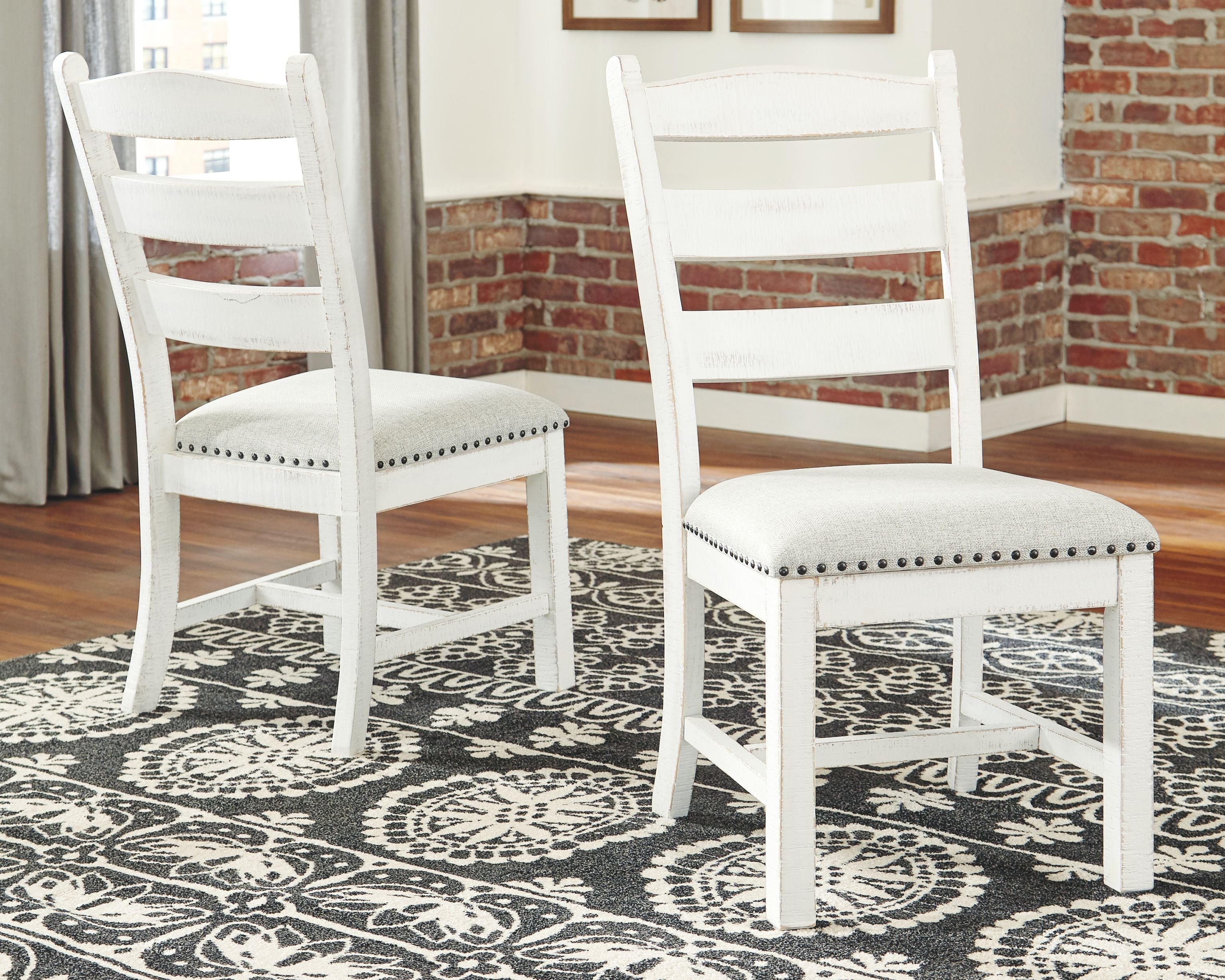 Valebeck - Beige / Blanco - Silla auxiliar de comedor UPH (juego de 2)