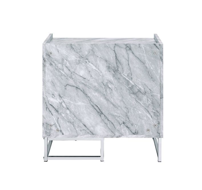 Mesa auxiliar Azrael con acabado cromado y imitación mármol impreso en blanco
