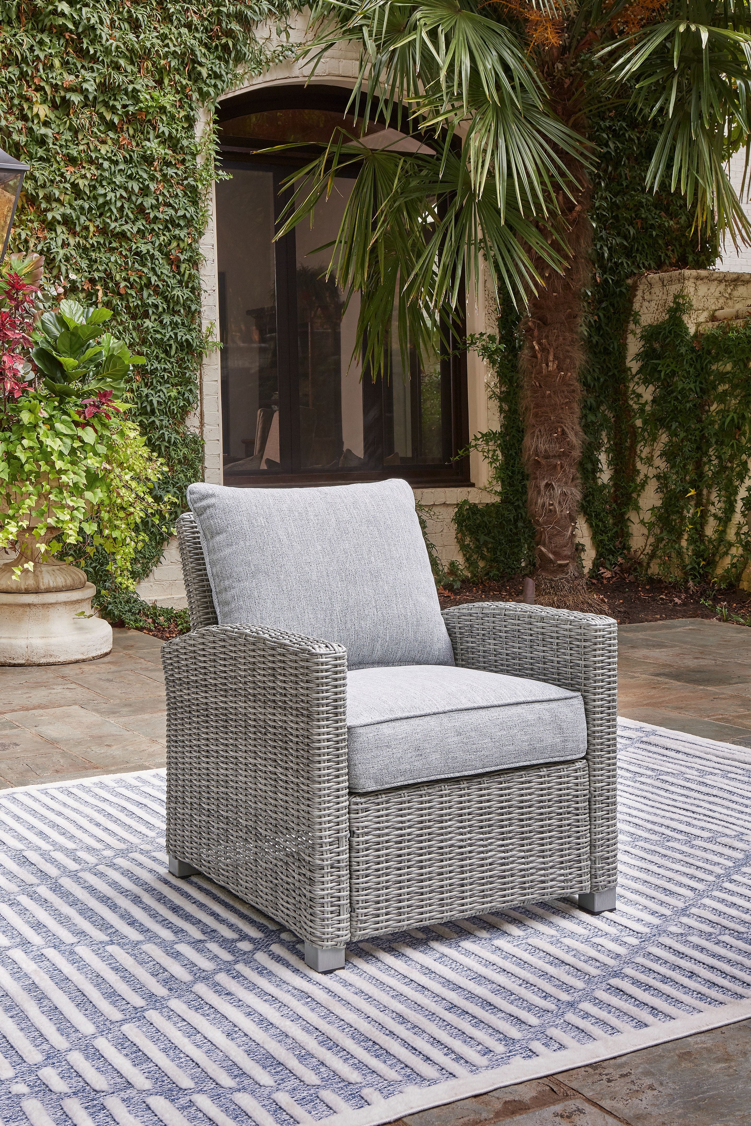 Sillón tipo lounge con cojín color gris claro de Naples Beach