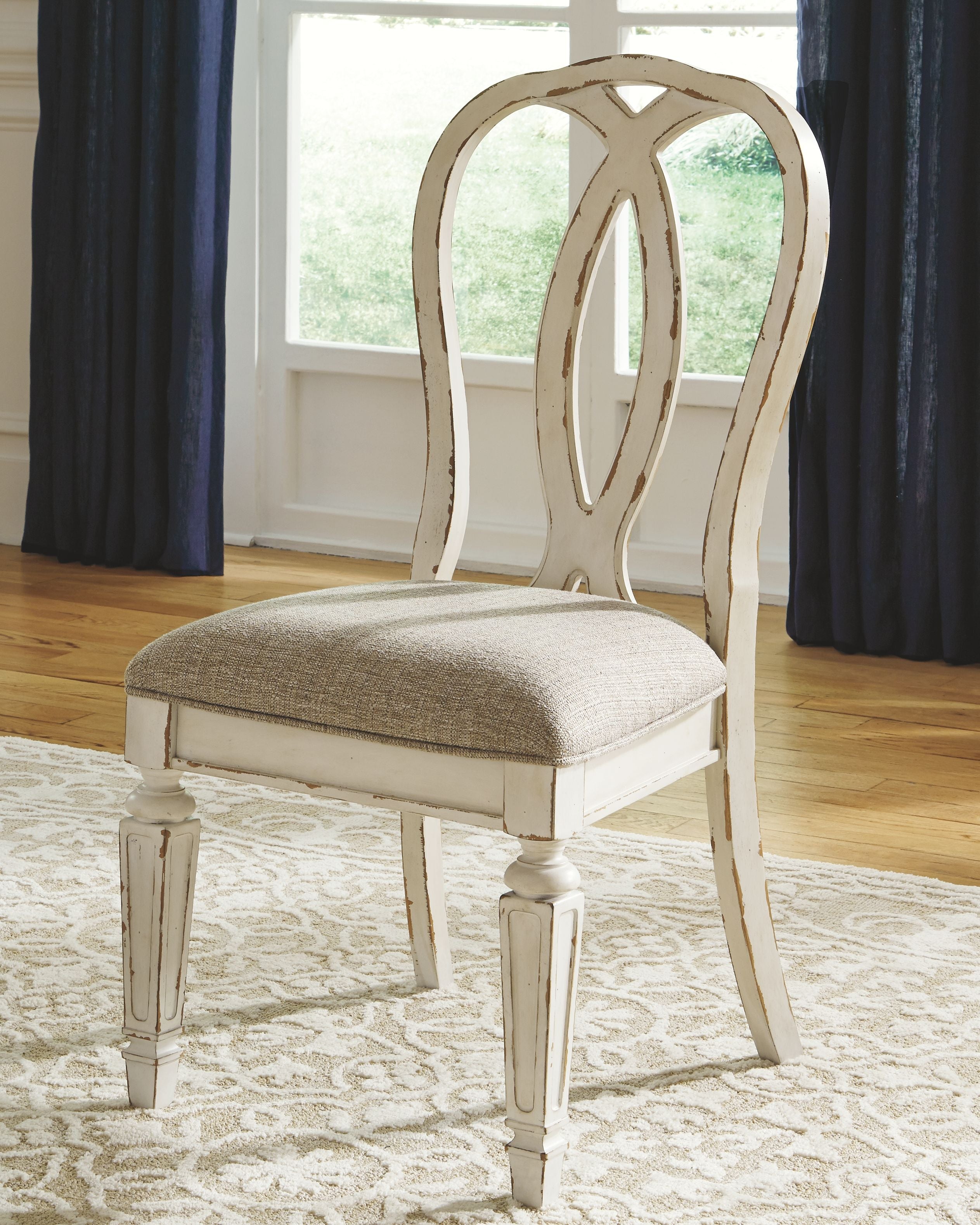 Realyn - Chipped White - Silla auxiliar para comedor UPH (juego de 2) - Respaldo con cinta