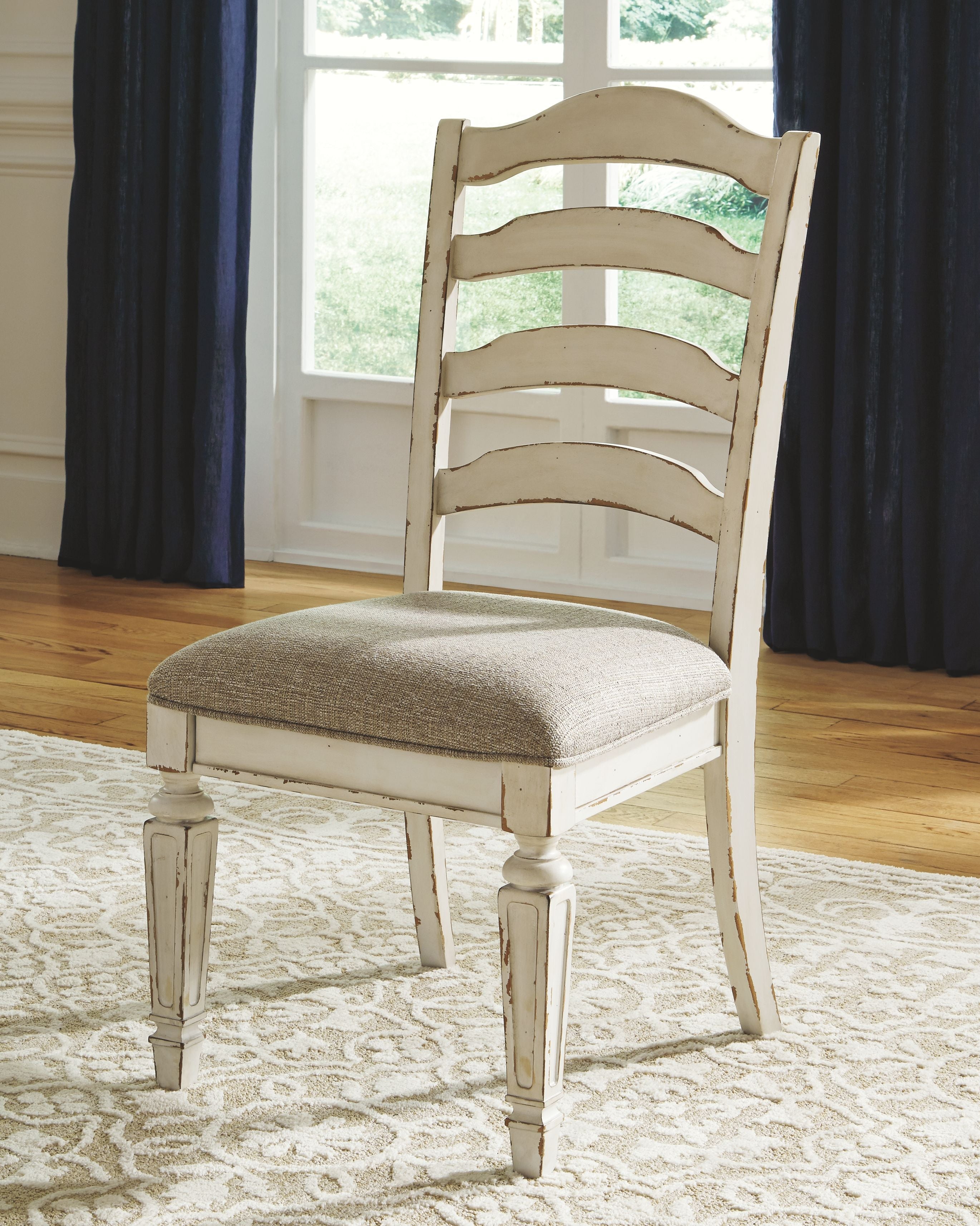 Realyn - Chipped White - Silla auxiliar para comedor UPH (juego de 2) - Respaldo en escalera